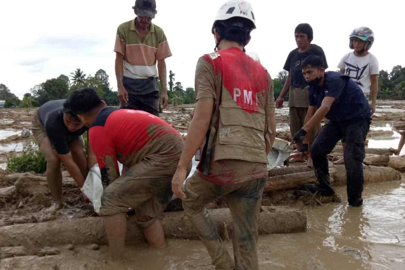 Flash flood hits Indonesia: 16 dead, 23 missing